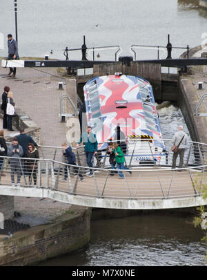 Vue aérienne de bateau d'excursion avec union jack flag decoration voyager dans l'lock Banque D'Images