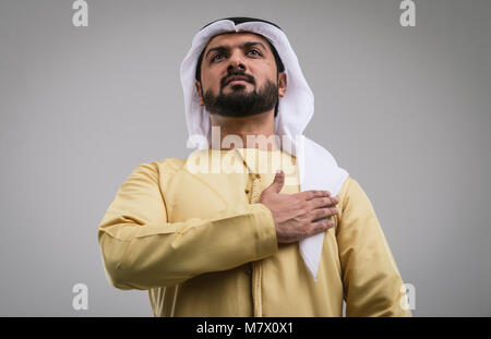 Bel homme arabe des portraits en studio Banque D'Images