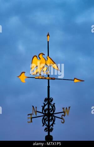 Girouette or avec phoenix et points cardinaux Banque D'Images