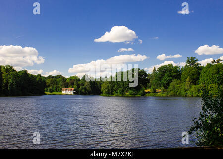 LONDON, UK -28th May 2016 : Virginia Water Lake au Windsor Great Park à Windsor est un lac artificiel qui a élargi à partir d'un flux en 1746. Banque D'Images