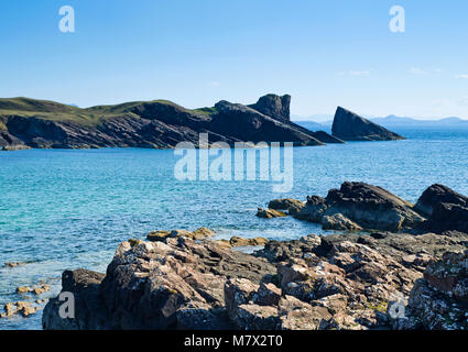 Le Split Rock à Clachtoll Bay vu à travers l'estran rocheux, Sutherland Assynt, Côte Nord, route 500, Highlands, Scotland UK Banque D'Images