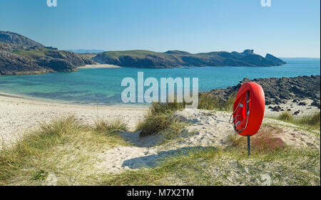 Bouée rouge,à la superbe plage de sable blanc de Assynt, Clachtoll, Sutherland, sur la côte nord, route 500 belle journée ensoleillée, les Highlands écossais Banque D'Images