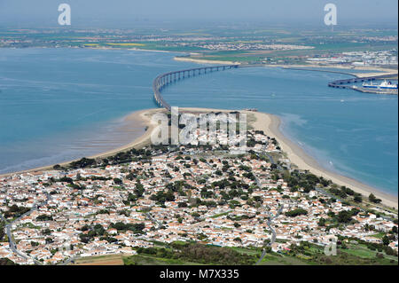 Vue aérienne du pont de l'île de Ré (AFC), au large de la côte ouest de la France Banque D'Images