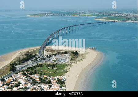 Vue aérienne du pont de l'île de Ré (AFC), au large de la côte ouest de la France Banque D'Images