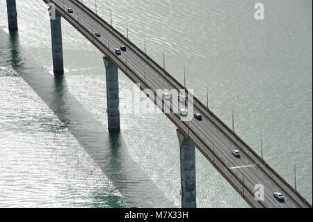 Vue aérienne du pont de l'île de Ré (AFC), au large de la côte ouest de la France. Les voitures sur le pont Banque D'Images