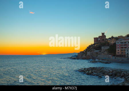 Coucher du soleil dans le village de la mer couleur avec huoses/ coucher de soleil//maisons/Gênes/Italie Banque D'Images