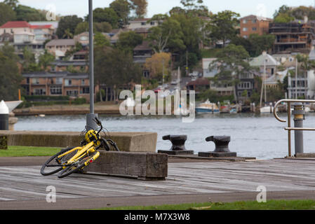 L'une des nombreuses nouvelles voitures vélos à Sydney est en attente d'être loués à Darling Harbour Sydney à côté du quai de l'île Banque D'Images