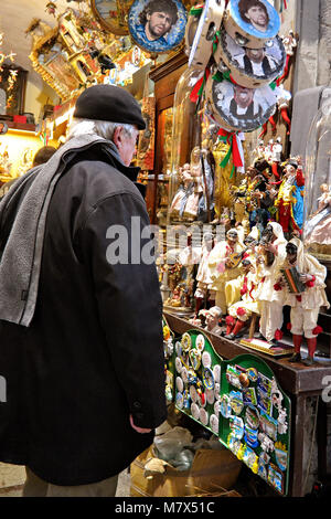 Lit-bébé figurines, magasin de Via San Gregorio Armeno - Naples Banque D'Images