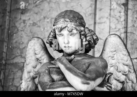 Portrait de l'amour ange sur le marbre, le cimetière monumental de Gênes, Italie, l'un des plus importants cimetières monumentaux en Europe. Banque D'Images