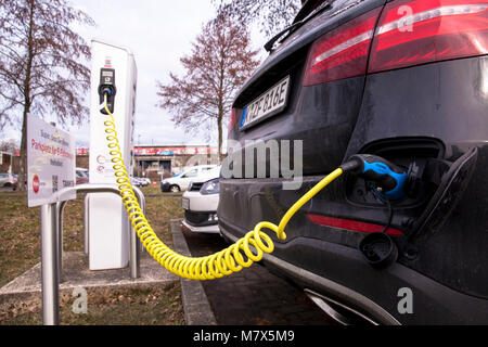 Allemagne, Cologne, Mercedes-Benz 350GLC e à une station de charge pour voitures électriques au parking Park and Ride à Weiden-West l'Aachener Street en t Banque D'Images