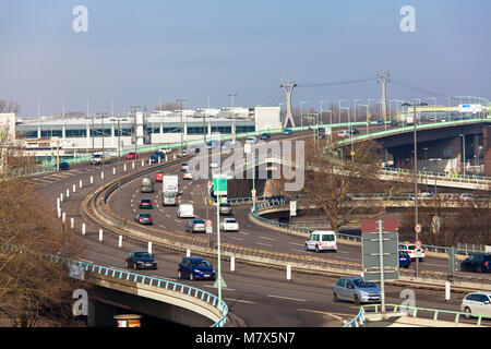 Allemagne, Cologne, les routes d'accès au pont du Zoo dans le quartier Deutz. Deutschland, Koeln, Zoobruecke Auffahrten zur im Stadtteil Deutz. Banque D'Images