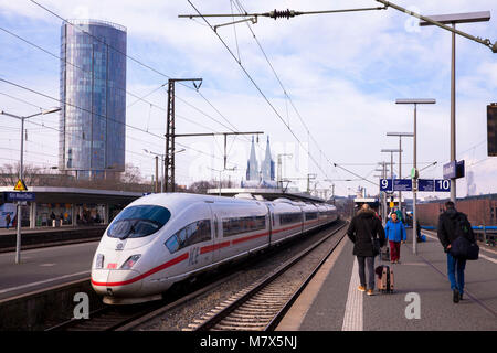 Allemagne, Cologne, la station Messe-Deutz CologneTriangle, et la Tour de la cathédrale, clochers de train à grande vitesse ICE. Deutschland, Koeln, der Bah Banque D'Images