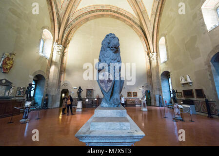 Florence. L'Italie. Donatello's Marzocco (1418-20), symbole de Florence, grande chambre du conseil aka Salone di Donatello, Museo Nazionale del Bargello- Banque D'Images