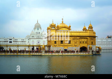 Temple d'or et le lac, à Amritsar, Punjab, en Inde. Banque D'Images