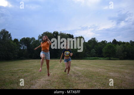 Les girls just wanna have fun sur le terrain dans le village. Ces filles sont chères sœurs et amis. Banque D'Images