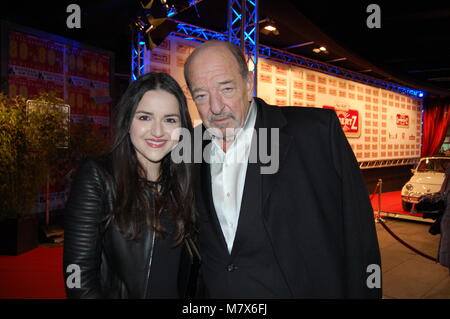 Einbetten Bild und RALPH SIEGEL Laura Pinski durant la nuit de lundi 2016 Lambertz (Schokoparty) à Alter Wartesaal le 1 février 2016 à Cologne Banque D'Images