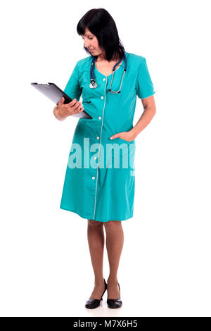 Femme médecin senior examiner presse-papiers, isolé sur fond blanc Banque D'Images