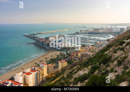 Vue aérienne du port d'Alicante, château de Santa Barbara sur le mont Benacantil, Espagne. Banque D'Images