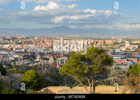 Vue aérienne sur la ville d'Alicante du château de Santa Barbara sur le mont Benacantil, Espagne. Banque D'Images