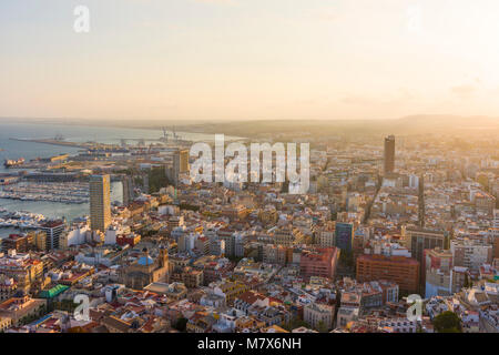 Vue aérienne sur la ville d'Alicante du château de Santa Barbara sur le mont Benacantil, Espagne. Banque D'Images