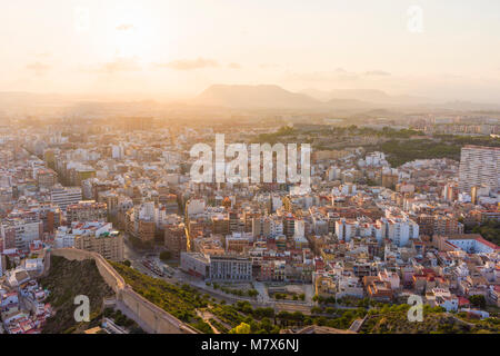 Vue aérienne sur la ville d'Alicante du château de Santa Barbara sur le mont Benacantil, Espagne. Banque D'Images