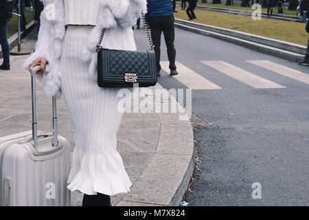 Milan, Italie - 21 Février 2018 : sac Chanel en détail - mode street style concept Banque D'Images