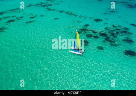 Drone aérien vue de la voile voilier surf ou catamaran dans les eaux bleu turquoise de la mer des Caraïbes près de Punta Cana Beach. Banque D'Images