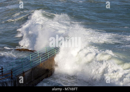 Mer Agitée vagues se brisant sur une jetée, mer Méditerranée, Côte ligure, Italie. Banque D'Images