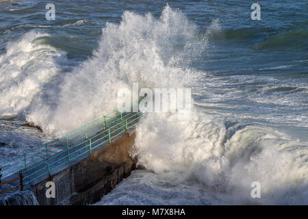 Mer Agitée vagues se brisant sur une jetée, mer Méditerranée, Côte ligure, Italie. Banque D'Images