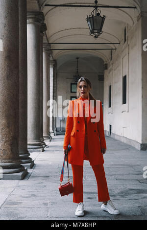 Milan, Italie - 22 Février 2018 : La mode influenceur posant après un spectacle au cours de la Fashion Week de Milan. Banque D'Images