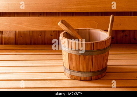 En bois finlandais Sauna seau et louche Banque D'Images