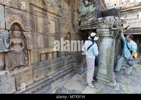 Les touristes au temple Nokor Bachey, aka Wat Nokor, Banteay Prey Nokor et Banteay Prei Nokor, un 11e siècle temple hindou, Kampong Cham, Cambodge Asie Banque D'Images