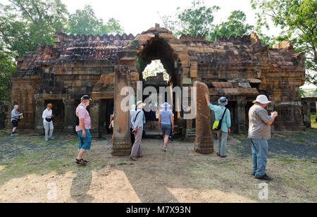 Les touristes au temple Nokor Bachey, aka Wat Nokor, Banteay Prey Nokor et Banteay Prei Nokor, un 11e siècle temple hindou, Kampong Cham, Cambodge Asie Banque D'Images