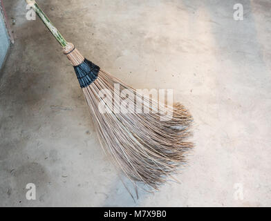 Clouseup du coconut leaf broom stick pour balayer dans la construction maison. Banque D'Images