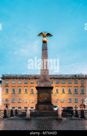 Helsinki, Finlande. La stèle ancienne Impératrice (1835) sur le quai à Helsinki en soirée ou la nuit l'éclairage. Célèbre place populaire Banque D'Images