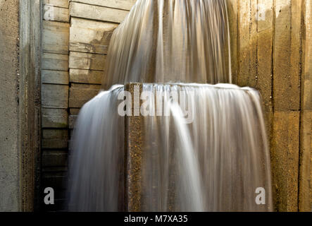 WA13836-00...WASHINGTON - motif et texture de la cascade Canyon à Freeway Park dans le centre-ville de Seattle. 2017 Banque D'Images