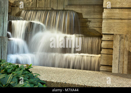 WA13828-00...WASHINGTON - caractéristique graphique de l'eau dans la zone des chutes d'eau Canyon de Freeway Park dans le centre-ville de Seattle. 2017 Banque D'Images