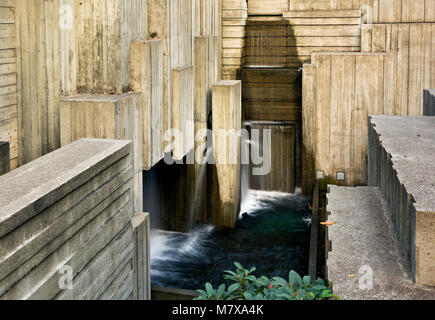 WA13829-00...WASHINGTON - caractéristique graphique de l'eau dans la zone des chutes d'eau Canyon de Freeway Park dans le centre-ville de Seattle. 2017 Banque D'Images