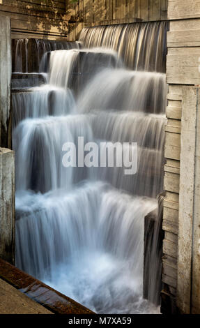 WA13830-00...WASHINGTON - circuit aquatique graphique dans la zone des chutes d'eau Canyon de Freeway Park dans le centre-ville de Seattle. 2017 Banque D'Images