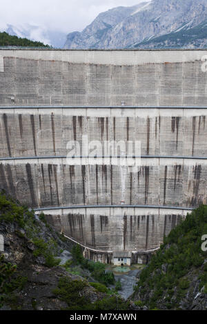 La vue sur le mur du barrage. Bormio, Lago di Cancano, Italie. Banque D'Images