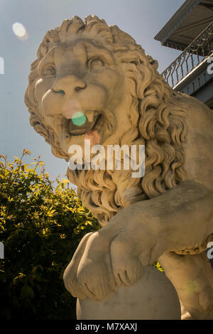 Tête de vieille gros plan white lion en marbre sculpture en Crimée Vorontsov palace park au printemps Banque D'Images