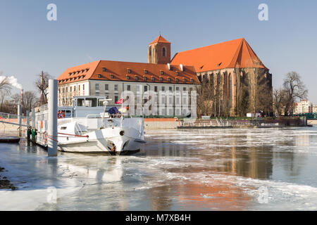 Un bateau de croisière sur la rivière Odra à Wroclaw, Pologne. Banque D'Images