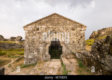 Belle église historique dans l'affaire Monsanto Portugal dans l'après-midi sur un jour nuageux Banque D'Images