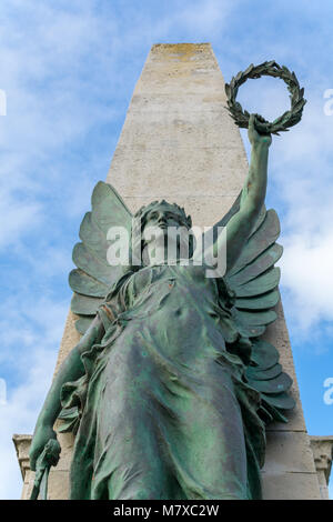 Bexhill-on-Sea War Memorial sur la promenade de Bexhill par le yachting club. East Sussex, Angleterre - coulé en bronze, érigée en 1920 Banque D'Images