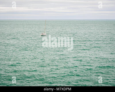 Lonely yacht dans l'Océan Atlantique Banque D'Images