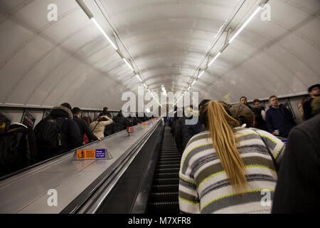 Les navetteurs sur les escaliers mécaniques à la station de métro de Londres Banque D'Images