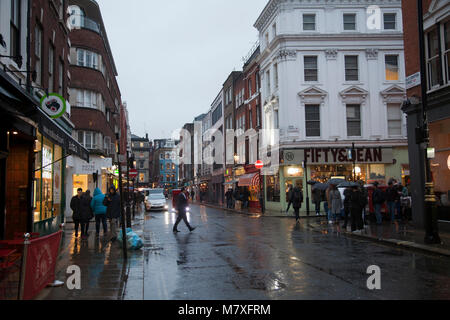 Old Compton Street à Soho, Londres en temps de pluie - London UK Banque D'Images