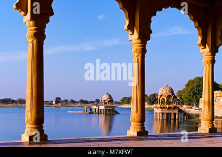 Gadi Sagar Temple de Gadisar lake, Jaisalmer, Rajasthan Inde Banque D'Images