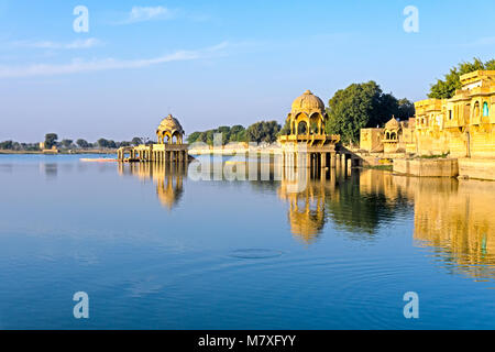 Gadi Sagar Temple de Gadisar lake, Jaisalmer, Rajasthan Inde Banque D'Images