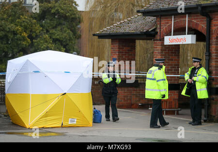 Les agents de police montent la garde à un cordon sur le toit d'un parking Sainsbury's, à Salisbury, où une tente a été érigé près de la baie et un chariot distributrice Payez et affichez, que la police et les membres des forces armées, la sonde d'agents neurotoxiques soupçonnés attaque sur double agent russe Sergueï Skripal. Banque D'Images